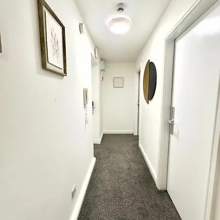 2 Bed Comfortable Samara Place Leeds (West Yorkshire)